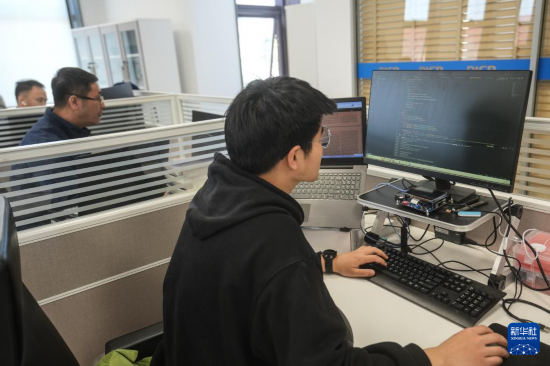 4月11日，中国科学院大连化学物理研究所陈忠伟团队的科研人员在进行系统的编程工作。新华社记者 潘昱龙 摄